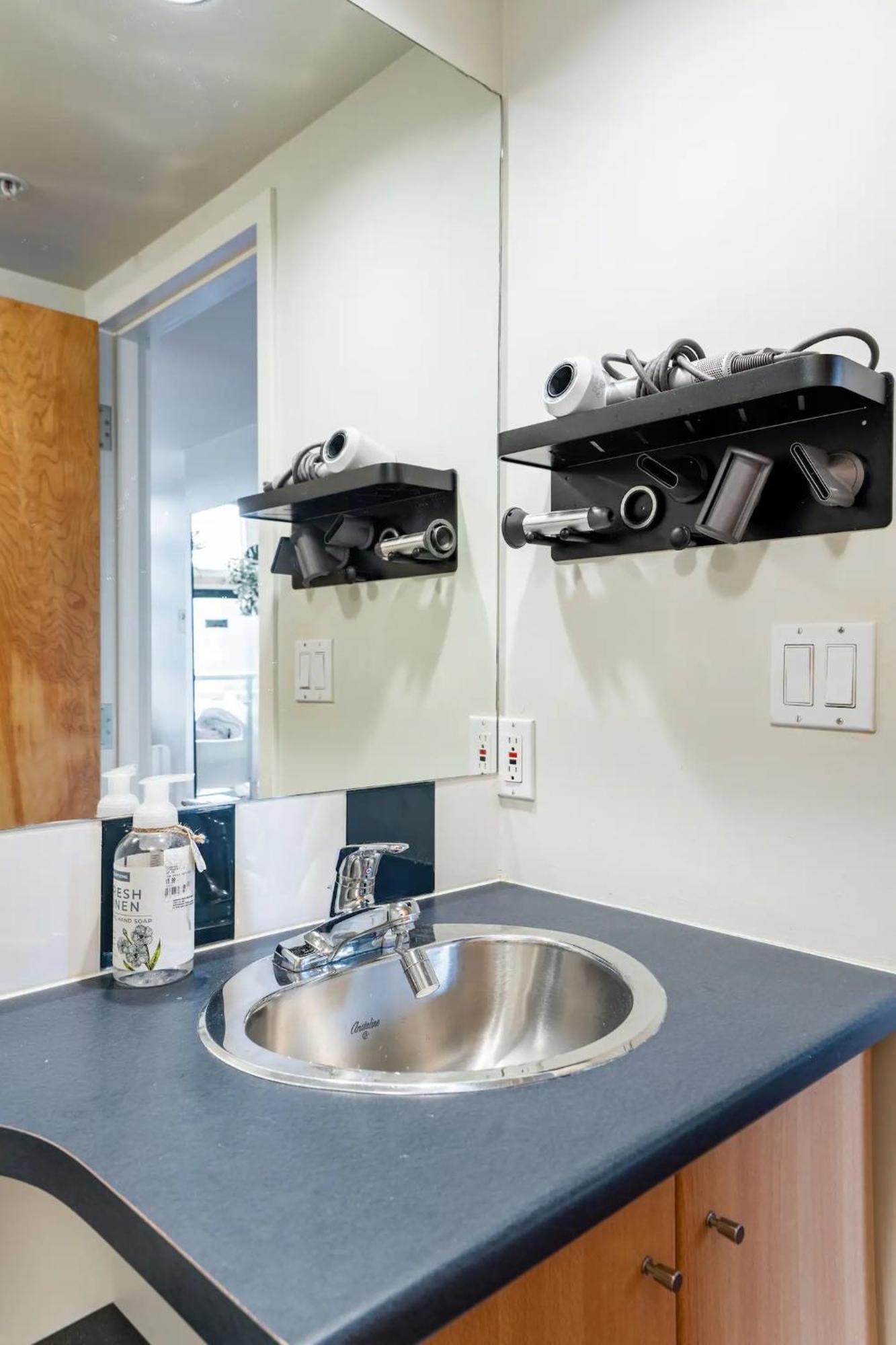 Loft In Downtown Vancouver With Free Parking Экстерьер фото